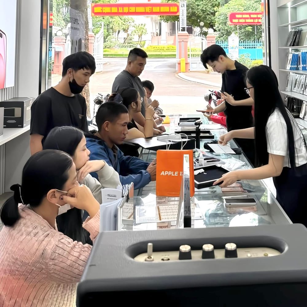 Không gian bên trong Shop Apple 123 với quầy giao dịch và túi quà tặng thương hiệu