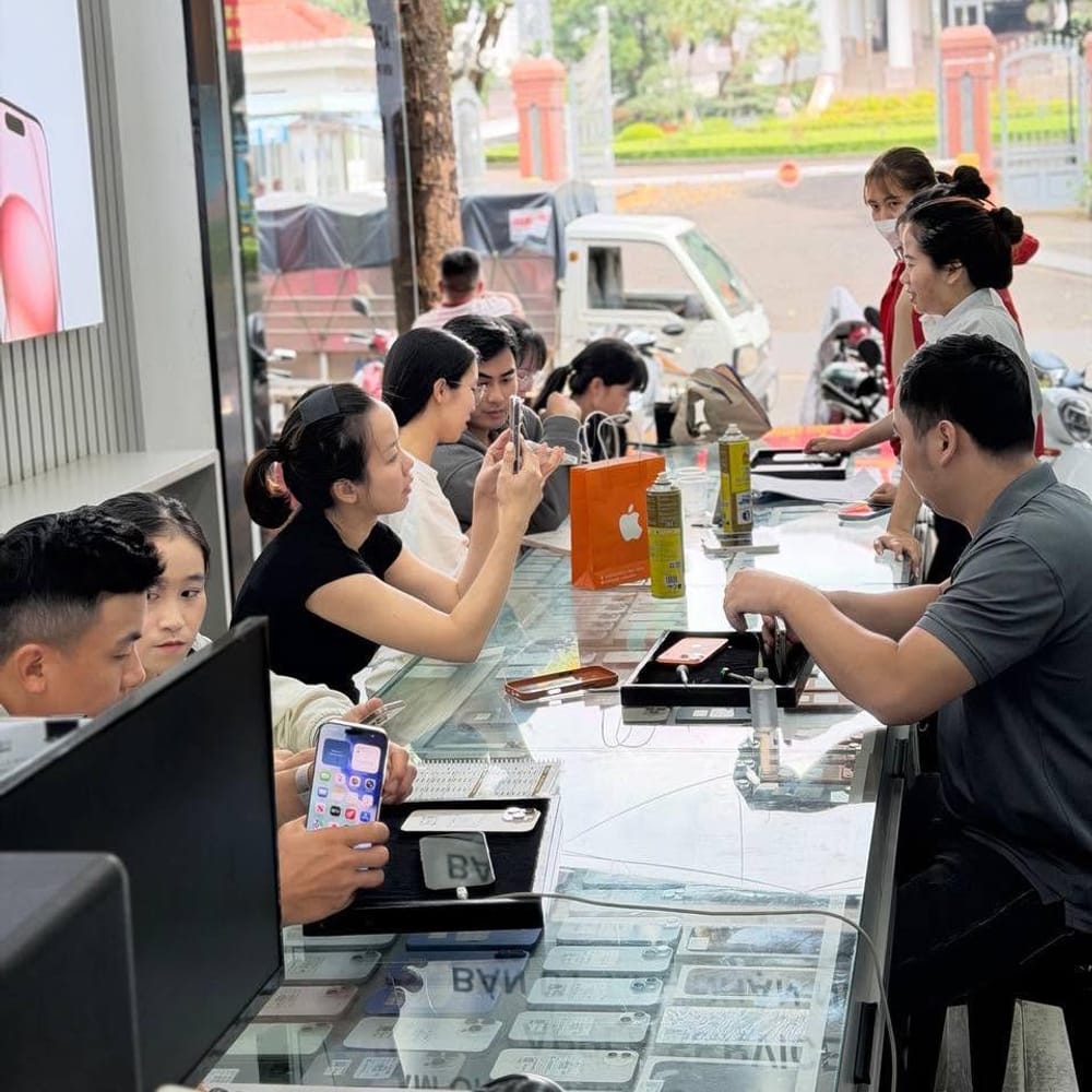 Cận cảnh quầy tư vấn sản phẩm và bảo hành tại Shop Apple 123