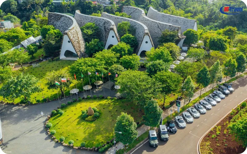 Toàn cảnh kiến trúc nhà dài uốn lượn của Bảo tàng Thế giới Cà phê Buôn Ma Thuột nhìn từ trên cao
