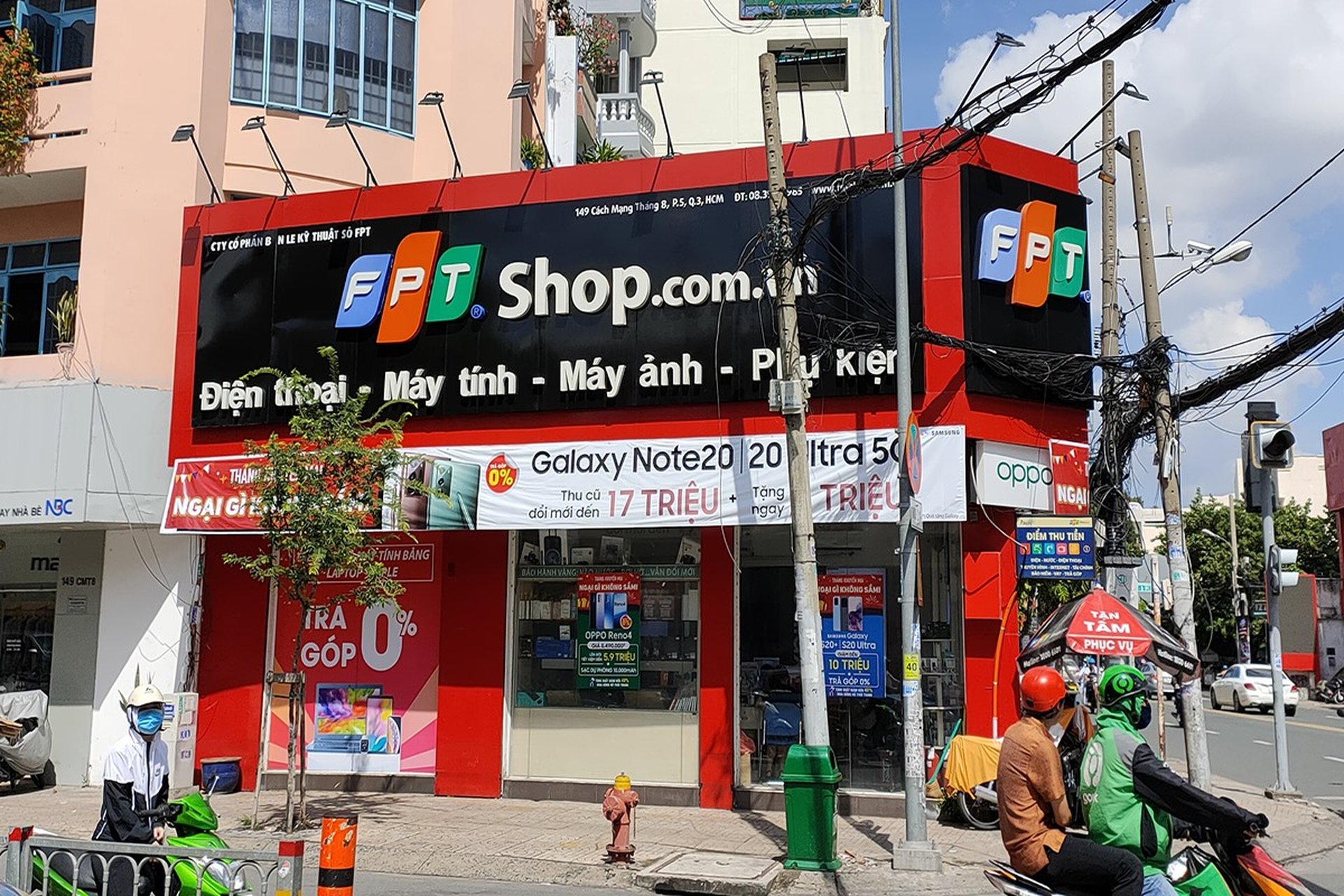 Không gian trải nghiệm công nghệ và laptop tại FPT Shop