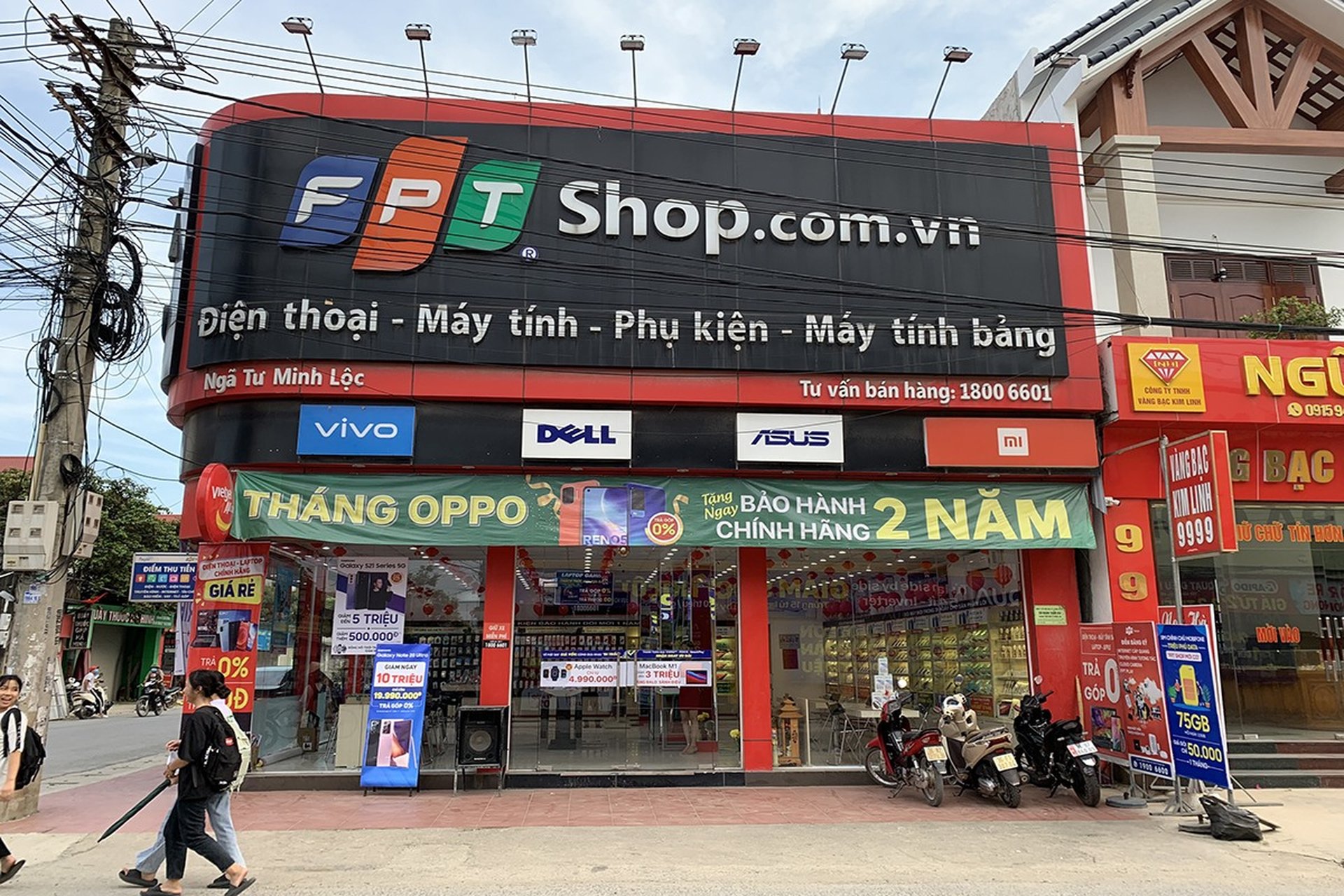 Quầy tư vấn và chăm sóc khách hàng FPT Shop