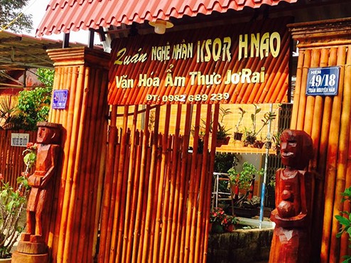 Mẹt gà nướng sa lửa vàng ươm ăn kèm cơm lam ống nứa và muối lá é Tây Nguyên