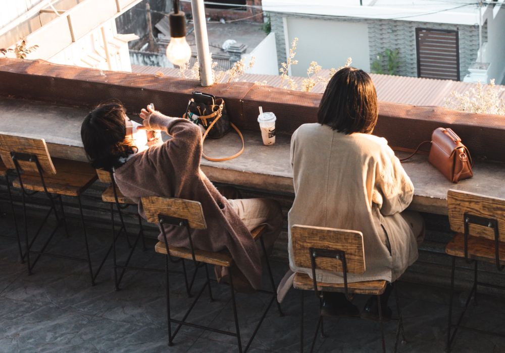 Góc check-in tông nâu gỗ ấm áp và hiện đại bên trong Hani Kafe & Kitchen Pleiku