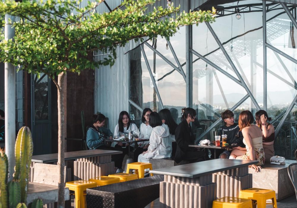 Menu đồ uống và bánh ngọt đa dạng, trình bày bắt mắt tại Hani Kafe Pleiku
