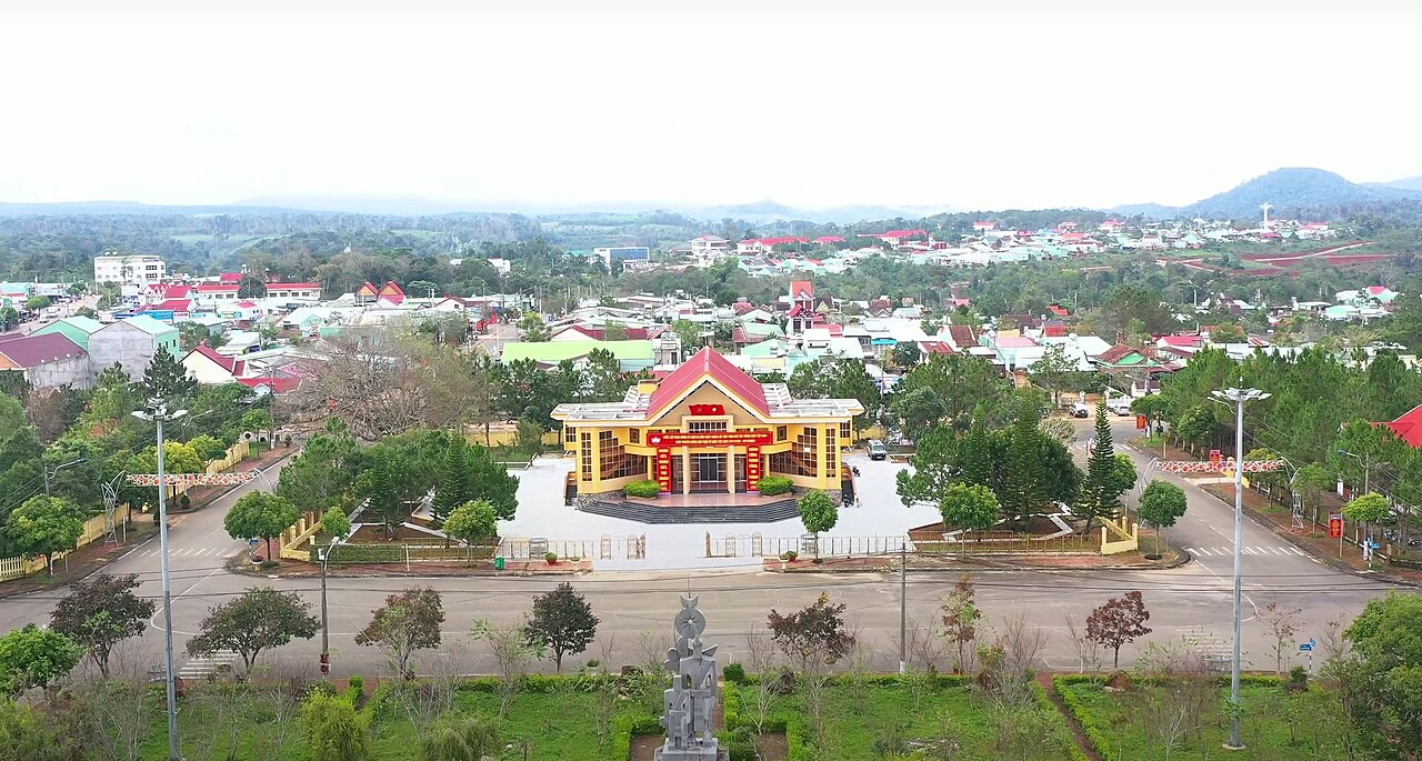 Toàn cảnh trung tâm thị trấn sinh thái Măng Đen nhìn từ trên cao giữa bạt ngàn rừng thông