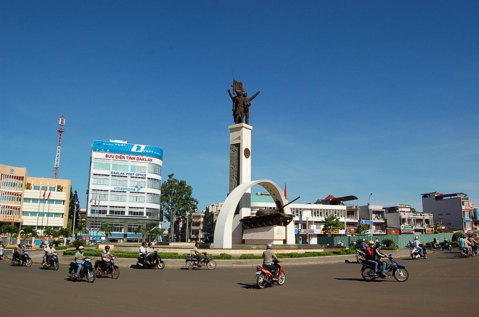 Tượng đài Chiến thắng ở ngã sáu trung tâm Buôn Ma Thuột