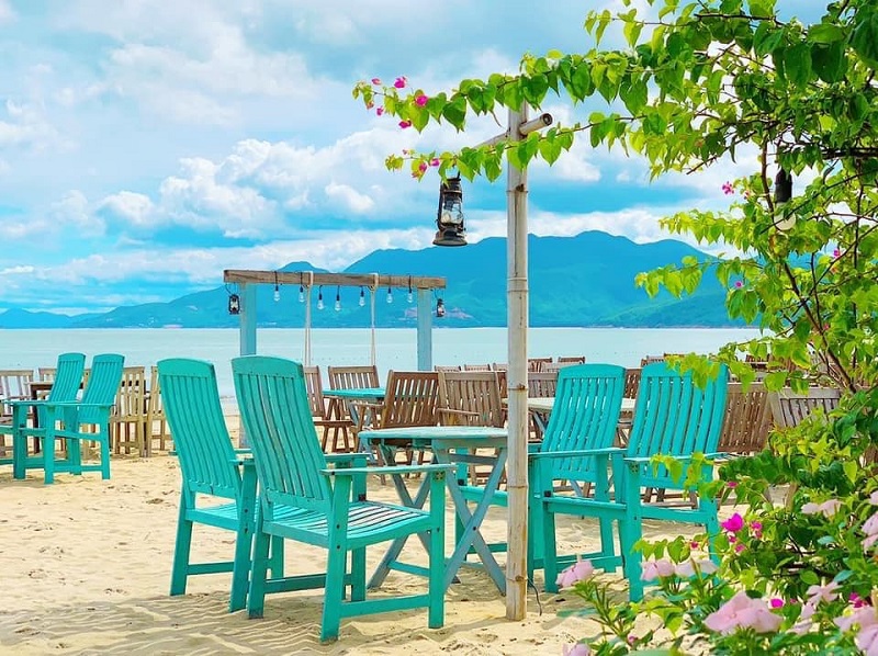 Những hàng ghế gỗ xanh ngọc trên nền cát trắng nhìn thẳng ra biển tại Surf Bar Quy Nhơn