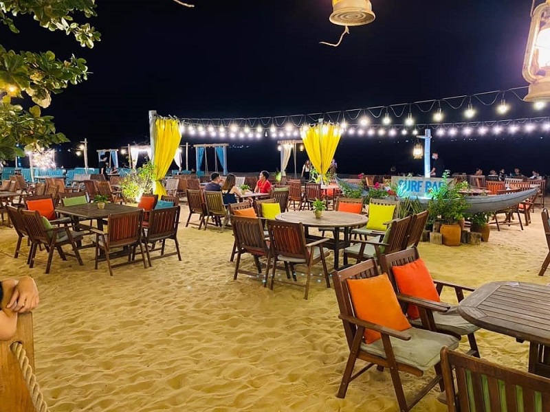 Góc xích đu và khung gỗ check-in lãng mạn sát mép sóng tại Surf Bar