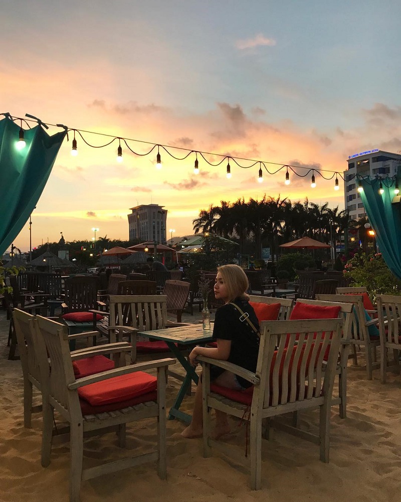 Surf Bar Quy Nhơn lung linh ánh đèn vàng khi màn đêm buông xuống