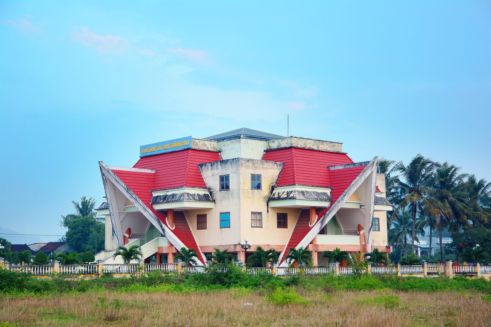 Nhà trưng bày Tây Sơn Thượng đạo mái đỏ ở An Khê