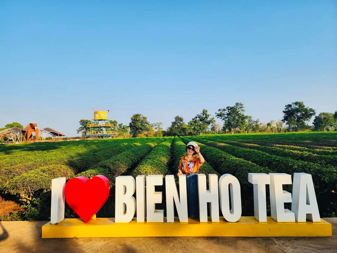 Biển chữ I love Biển Hồ Tea giữa đồi chè xanh